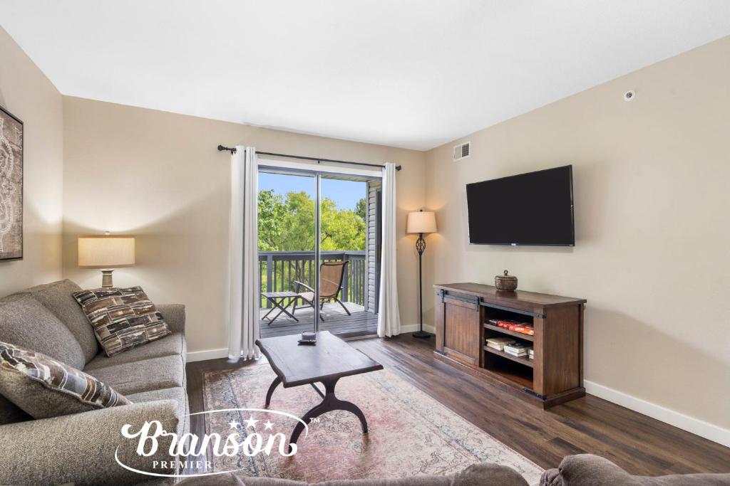 Televiisor ja/või meelelahutuskeskus majutusasutuses Branson Getaway, Pools, Hot Tub & Lake Access