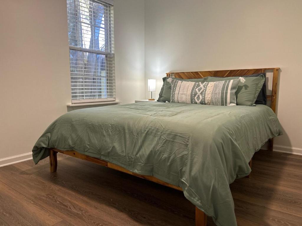 Кровать или кровати в номере Downtown 3 BR, 2 BA newly renovated home close to Castle St