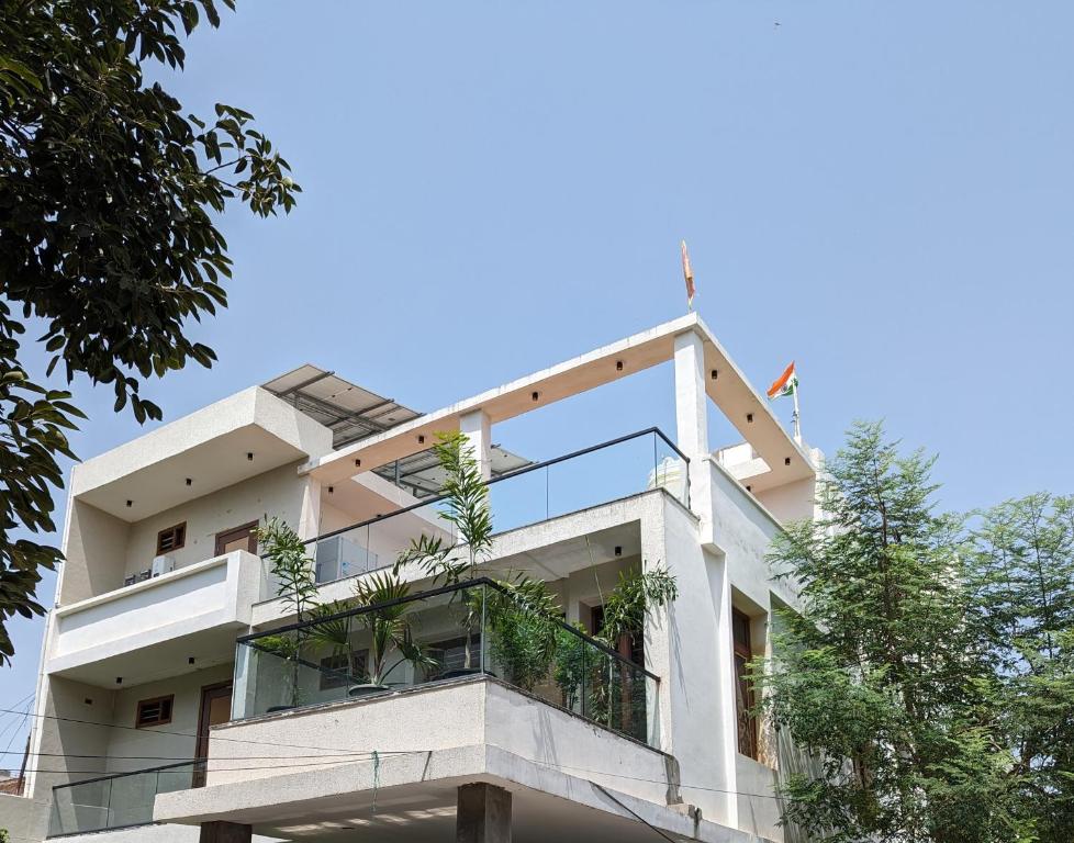 ein weißes Gebäude mit Pflanzen darüber in der Unterkunft The Agra Lux- Elite Villa in Agra