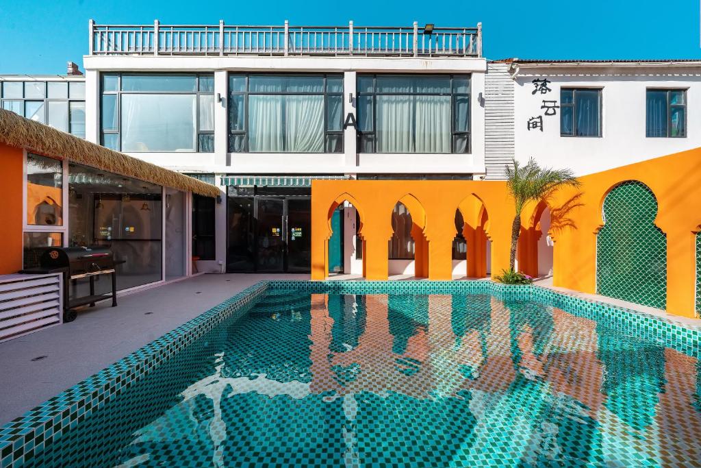 a swimming pool in front of a building at 上海落云间酒店 in Shanghai