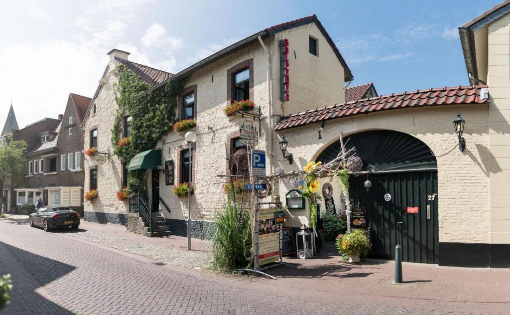 een gebouw aan de kant van een straat bij Gasterij de Poort in Gulpen