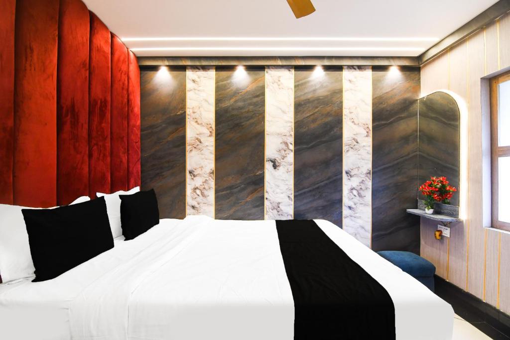 Ένα ή περισσότερα κρεβάτια σε δωμάτιο στο Hotel O The Luxury Inn