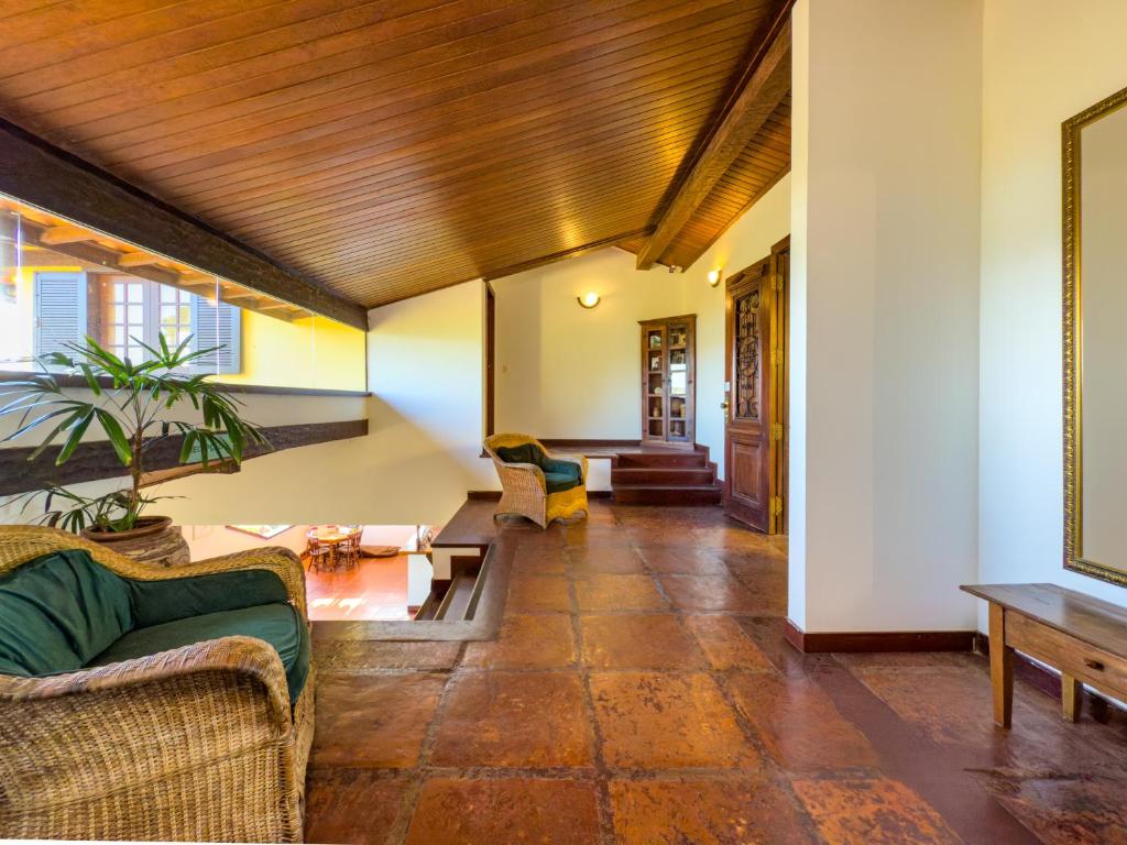 a living room with couches and a table at Pousada Encanto de Búzios in Búzios