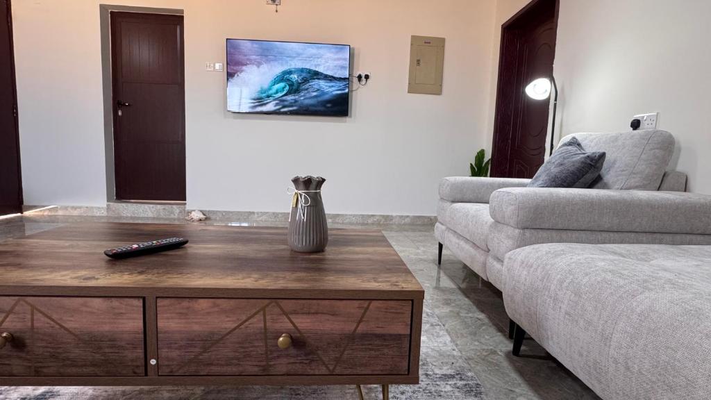 Una sala de estar con un sofá y una mesa de café. en Marsa wadi shab, en Ash Shāb