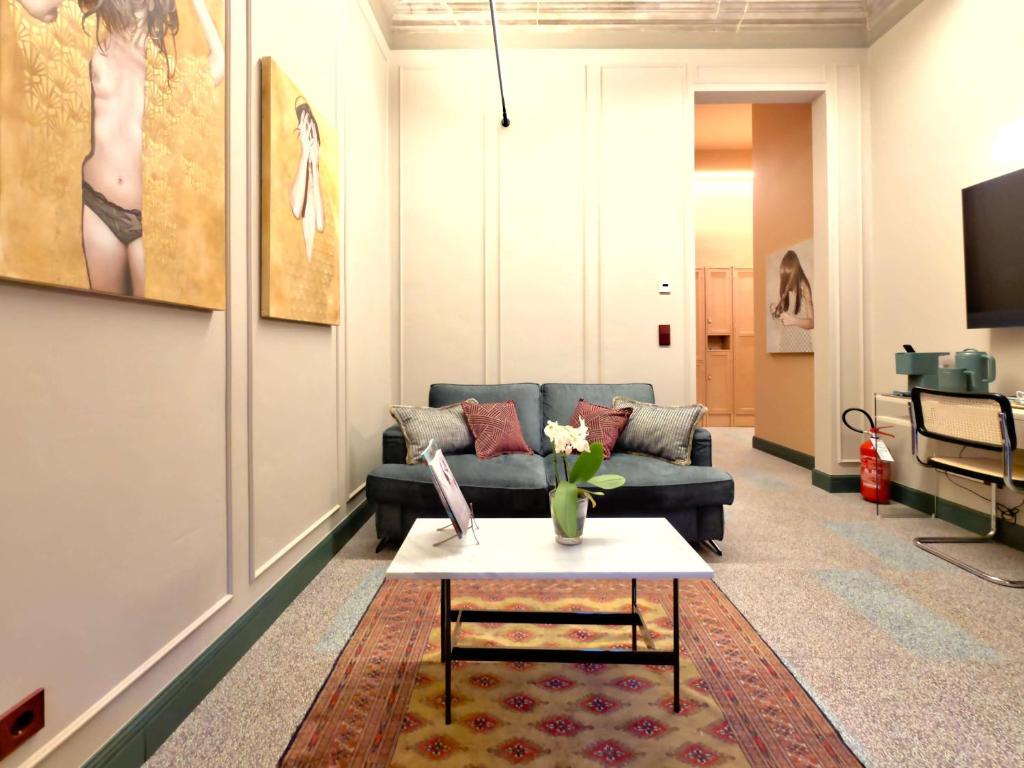 un soggiorno con un divano e un tavolino da caffè di Homeby, Cinisca Suites a Bologna