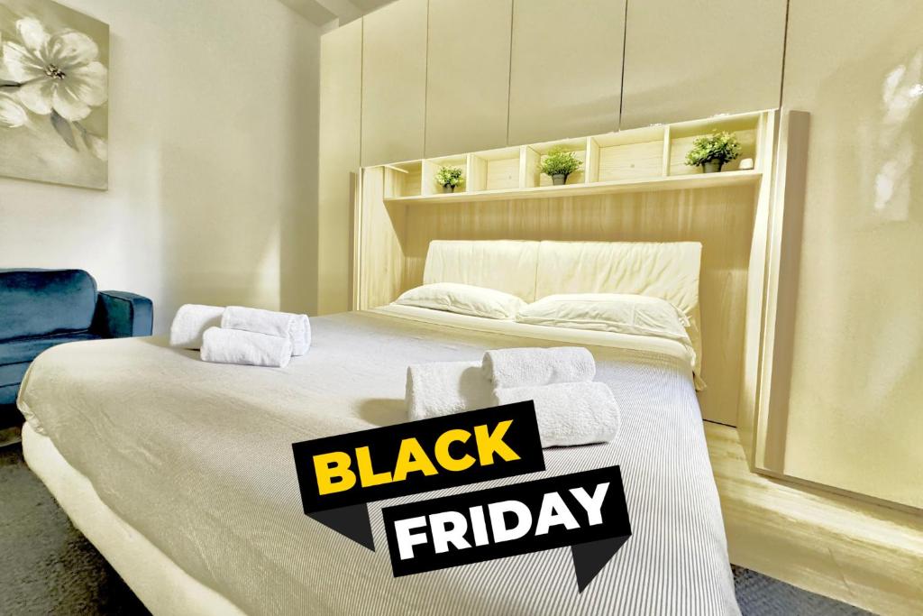 une chambre avec une affiche du Black Friday sur un lit dans l'établissement Indipendent Mini Apartment Pescara Centro, à Pescara