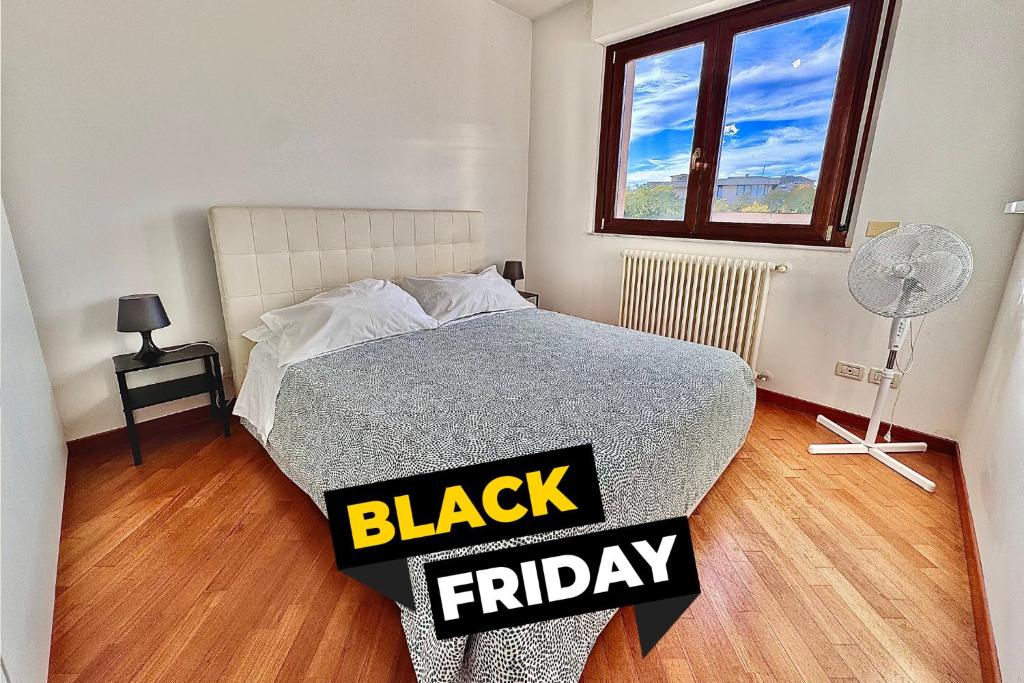 ein Schlafzimmer mit einem Black-Friday-Schild neben einem Bett in der Unterkunft Appartamento con posto auto riservato tra spiaggia, centro, stazione ed ospedale in Pescara