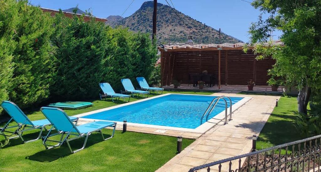 Bazén v ubytování Sklavaki Traditional Villa - Private Pool & Views nebo v jeho okolí