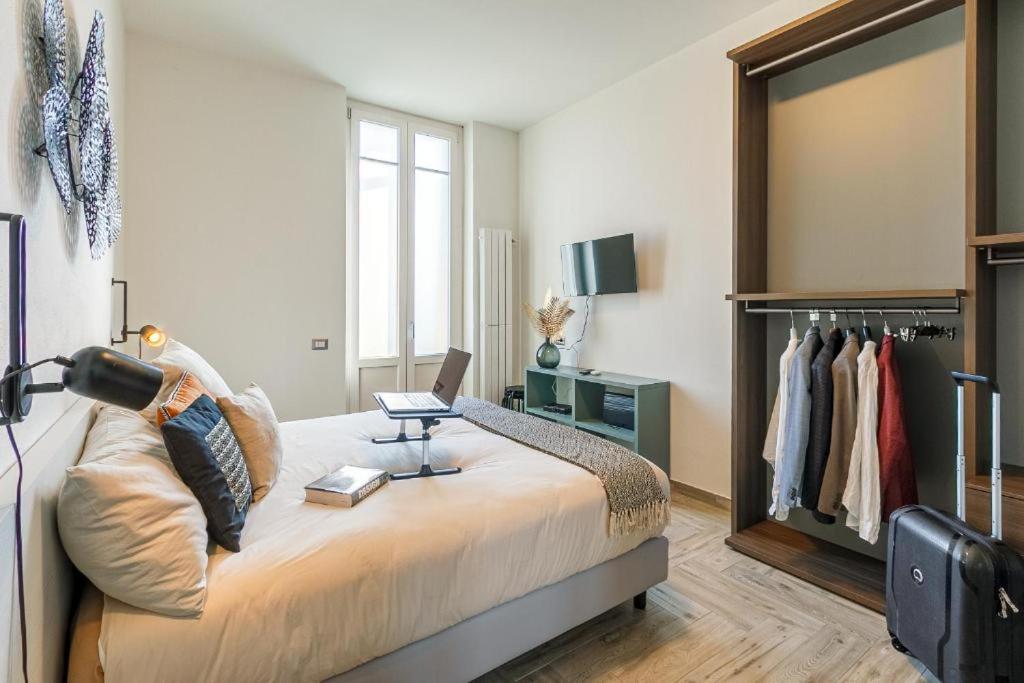 um quarto com uma cama grande e um espelho em Milano Malpensa 2 min - Suite With Wifi, AC, Free Park em Cardano al Campo