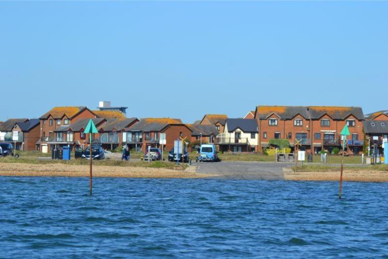 浦耳Cozy house的一大片水体,有房子在后面