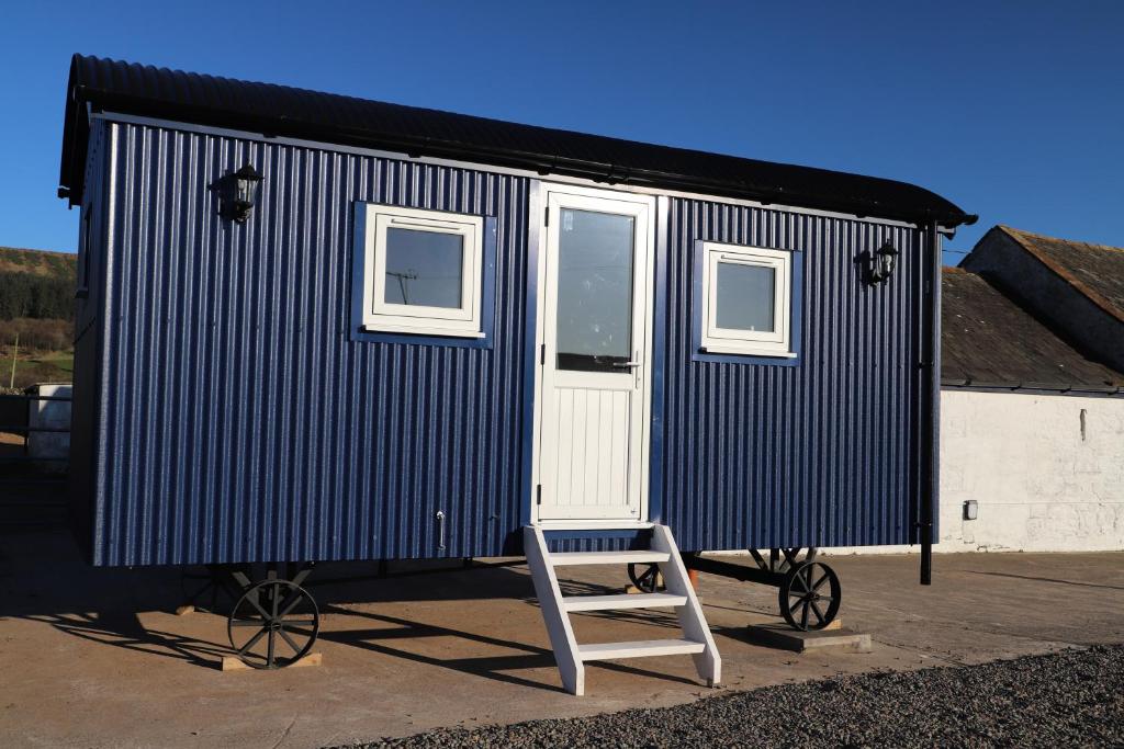 Το κτήριο όπου στεγάζεται  το κάμπινγκ