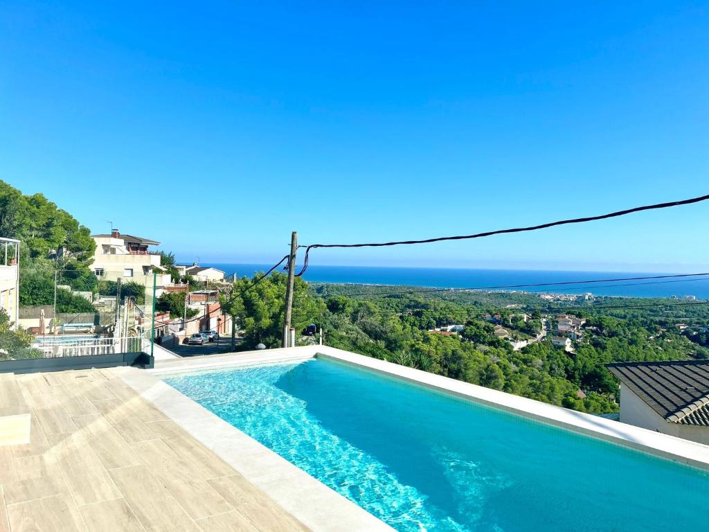 a swimming pool with a view of the ocean at Les Flors de Cunit Villa Cedra in Cunit