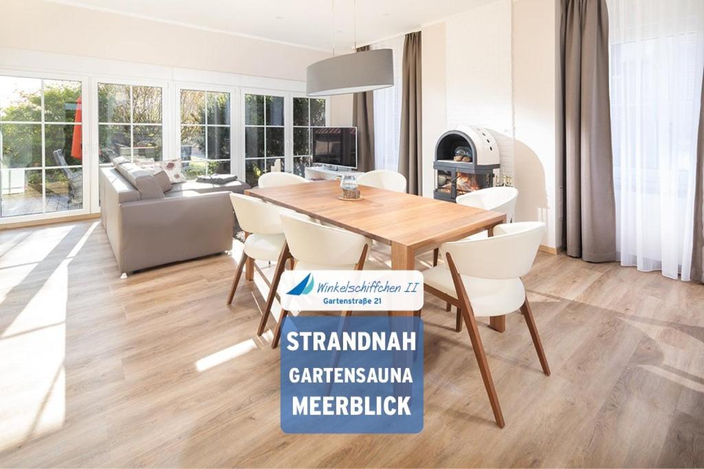 eine Küche und ein Esszimmer mit Tisch und Stühlen in der Unterkunft Winkelschiffchen II mit Sauna in Juist