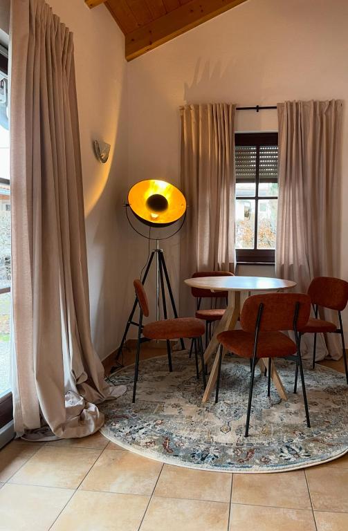 ein Esszimmer mit Tisch und Stühlen und einem Fenster in der Unterkunft Ferienwohnung Heidi in Prien am Chiemsee