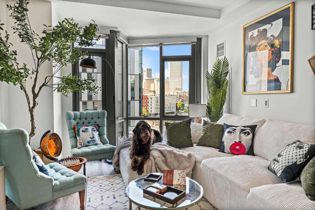 Posezení v ubytování Boston Family Suite with Pool and Gym how lovely