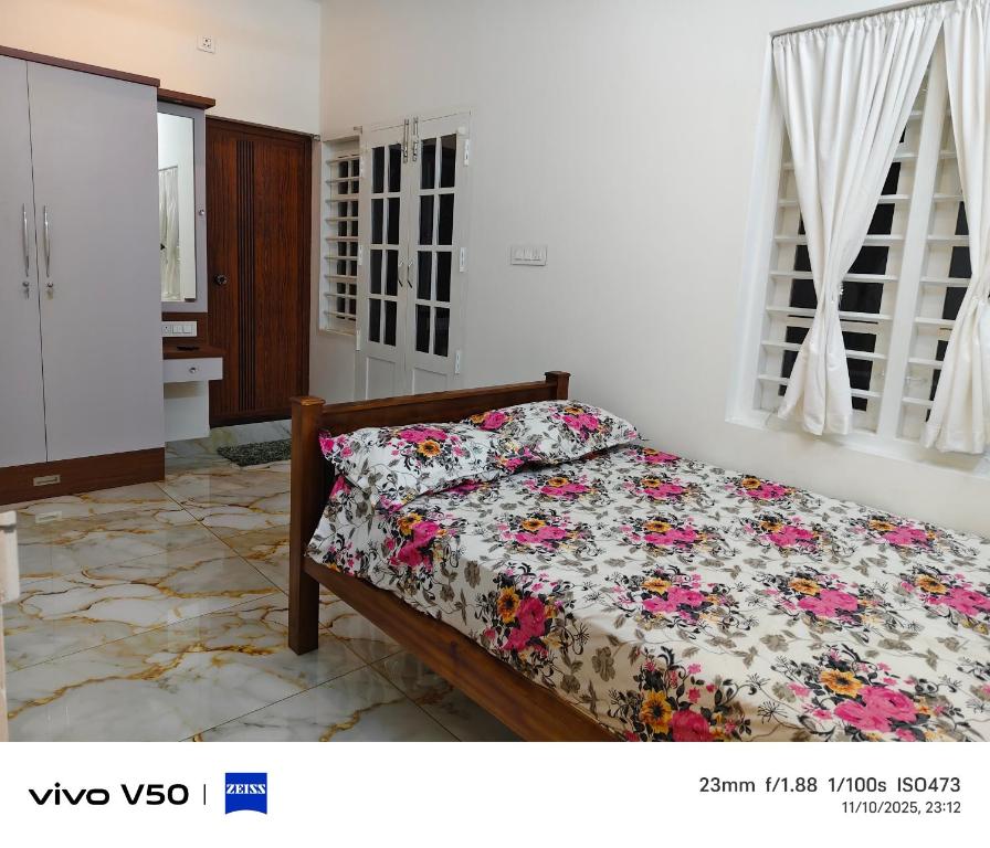 En eller flere senge i et værelse på JOHNs' Paradise