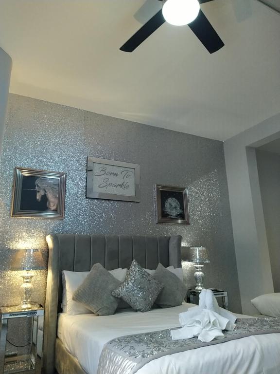 ein Schlafzimmer mit einem Bett mit Deckenventilator in der Unterkunft The Dreamcatcher Hotel in Blackpool