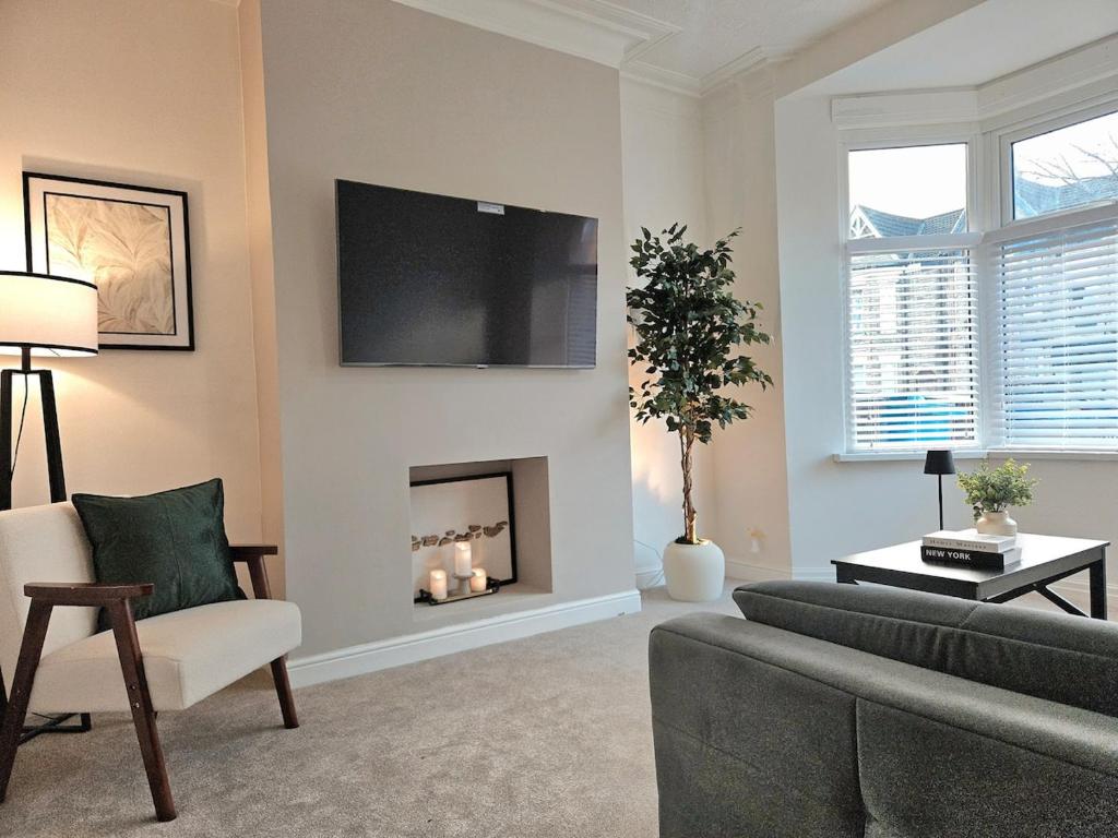 TV a/nebo společenská místnost v ubytování Albert House, 4-Bed Home, Free Parking & Garden