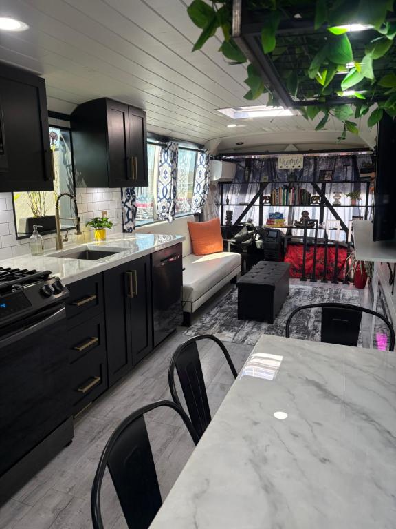 Køkken eller tekøkken på Sleek, Modern, Pet Friendly Custom Tour Bus!