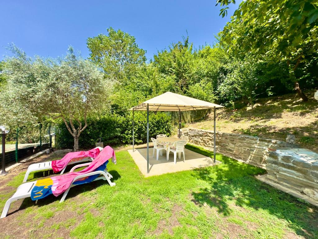 Aed väljaspool majutusasutust Rifugio Toscano per 4 con giardino privato e BBQ