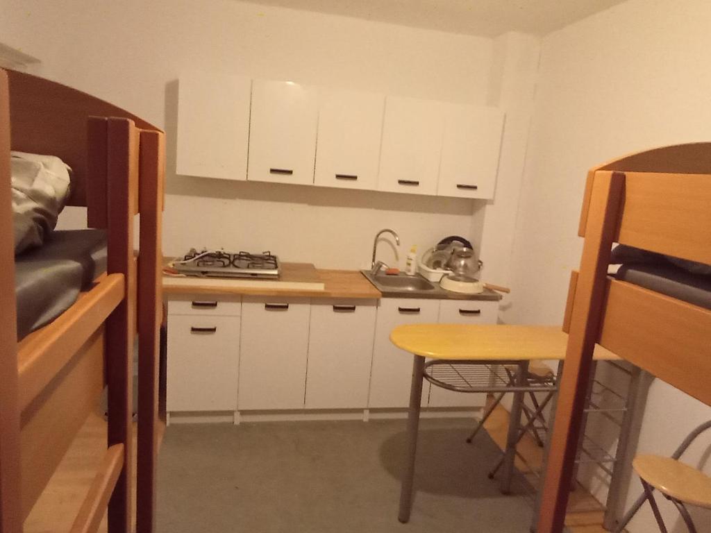 Kuchyň nebo kuchyňský kout v ubytování Kwatery pracownicze