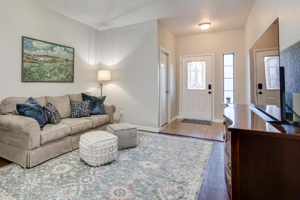 Un lugar para sentarse en 1 Mi to Historic Dtwn Weatherford Home with Yard
