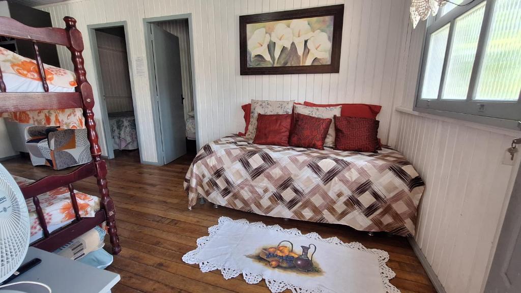 Postel nebo postele na pokoji v ubytování CASA de 2 quartos com 2 ares-condicionados em TORRES-RS - Na mais bela praia Gaúcha - Cozinha - Banheiro - TV smart 32 e Wi-Fi - Estacionamento - Anfitriã Superhost no BnB