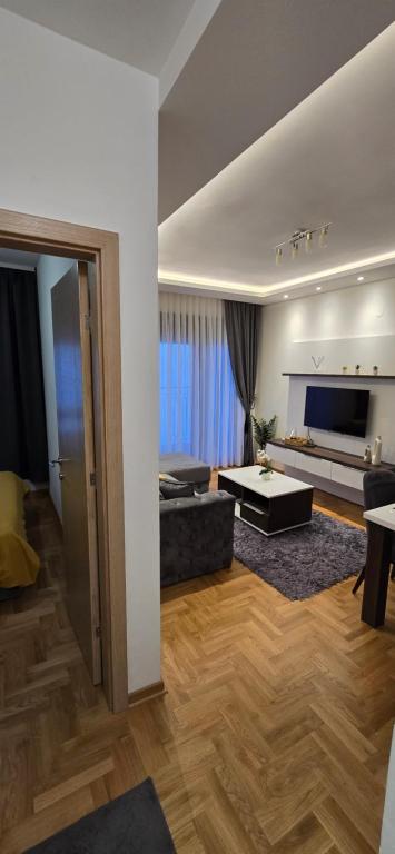 ein Wohnzimmer mit Sofa und Fernseher in der Unterkunft Heli Zlatibor in Zlatibor