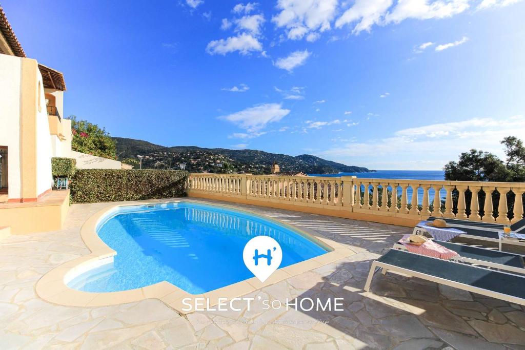 Cette villa dispose d'une piscine et offre une vue sur l'océan. dans l'établissement SELECT'SO HOME - Villa PANORAMA - Services hôteliers & prestations de qualité, au Lavandou
