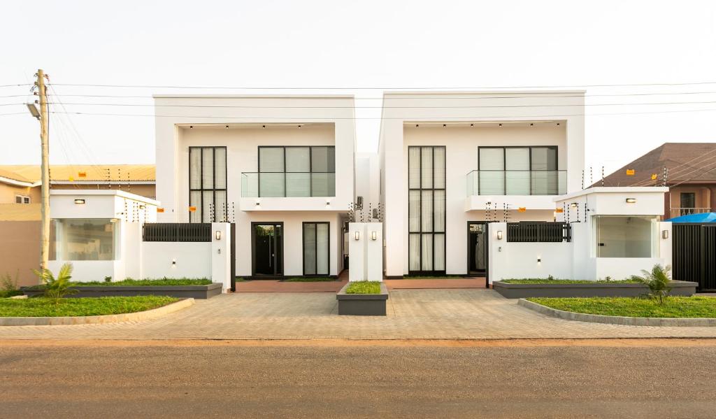 un grand bâtiment blanc avec beaucoup de fenêtres dans l'établissement Crescent Cove, Luxury 3 Bedroom Home, à Kwedonu