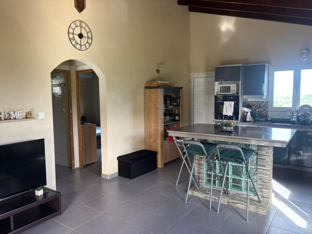 拉芒坦Résidence paisible avec vue sur les montagnes的一间厨房,内设一个带凳子的柜台