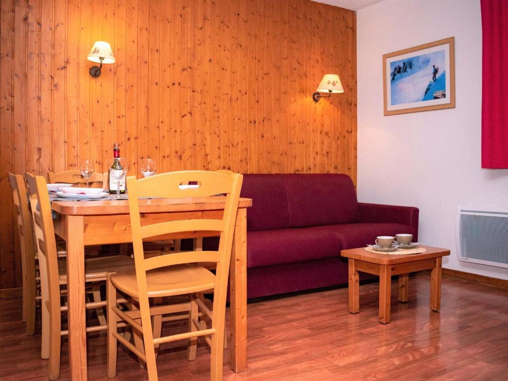 un salon avec une table et un canapé dans l'établissement Chalet 8 pers, 3 chambres, Superdevoluy - FR-1-504-434, à Superdevoluy