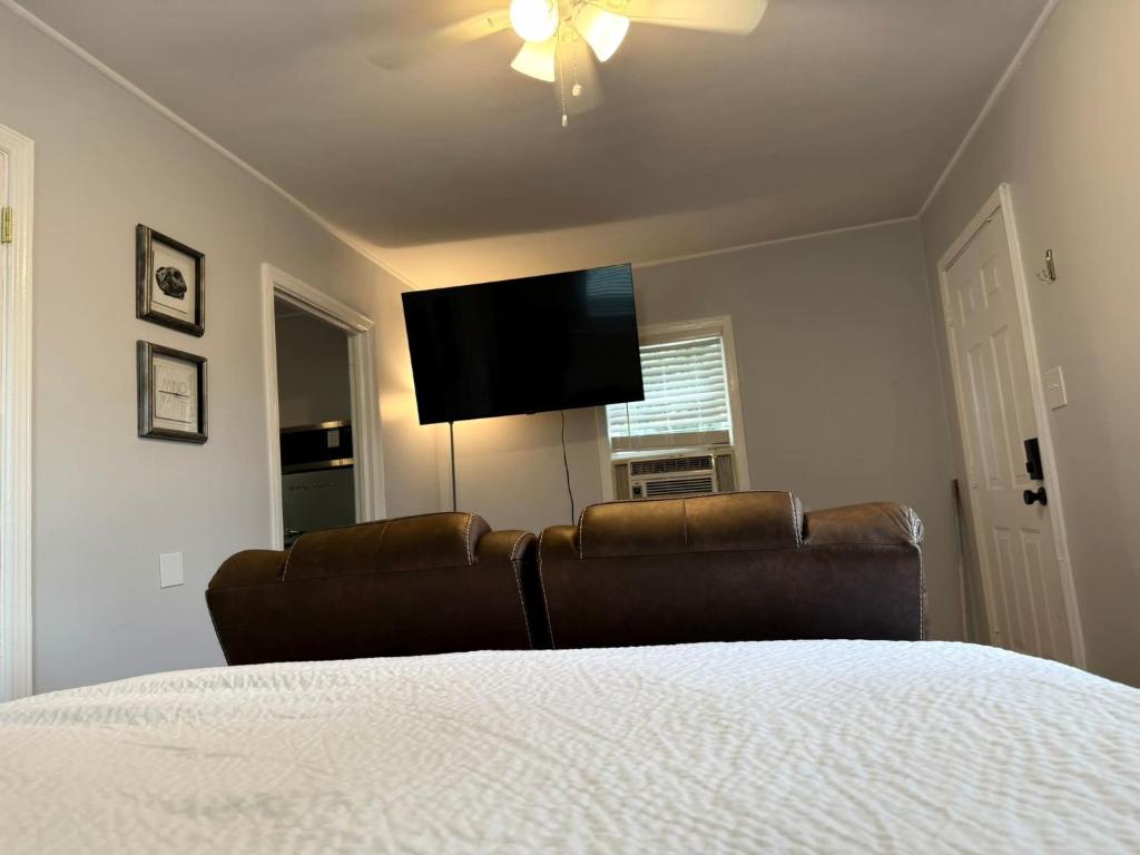 una camera da letto con un divano e una TV a schermo piatto di Peaceful 1BR Home with Full Kitchen & Cozy Vibe a Lafayette