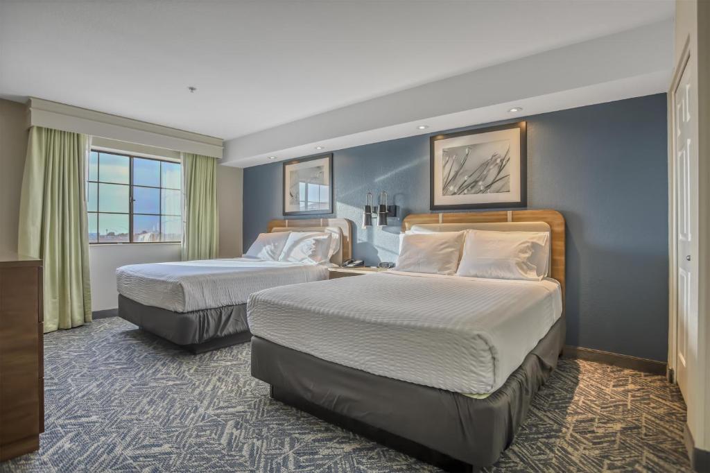 Ένα ή περισσότερα κρεβάτια σε δωμάτιο στο Best Western Hesperia-Victorville Suites