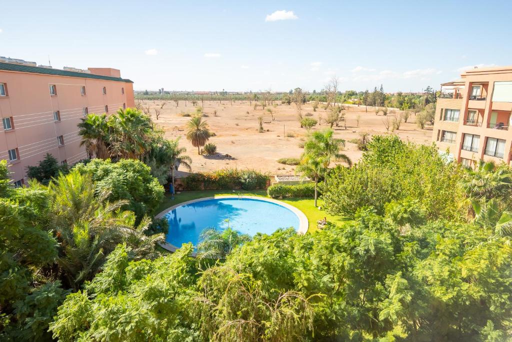 Una vista aérea de una piscina en un campo. en Luxury 2 BDRM in Hivernage with Pool and Garden, en Marrakech