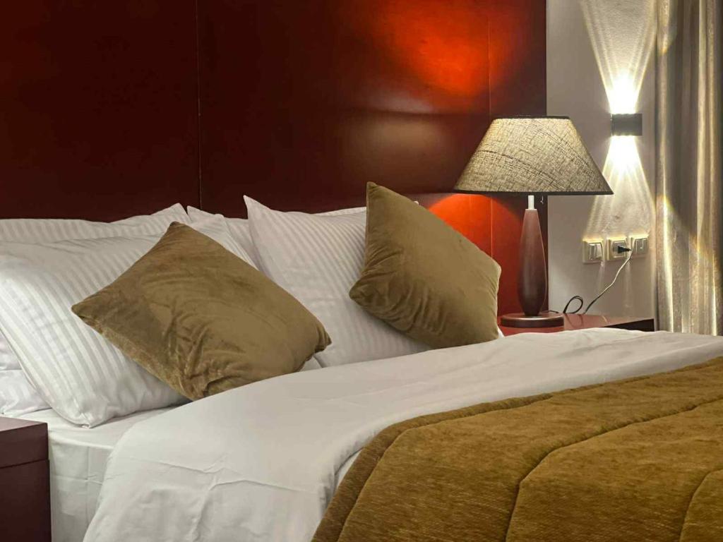 Postel nebo postele na pokoji v ubytování Grand Cleopatra Hotel-Luxor