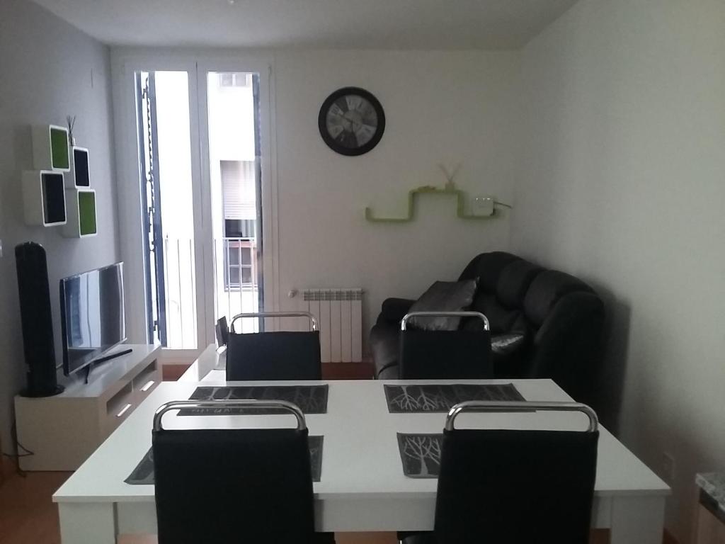 sala de estar con mesa, sillas y sofá en Apartamento Carmen, en Pamplona