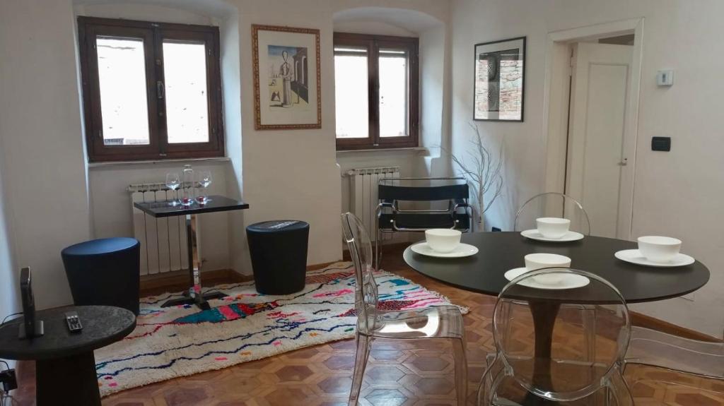 阿雷佐Maison Vasari - Centro Storico di Arezzo的用餐室配有2张桌子和2把椅子