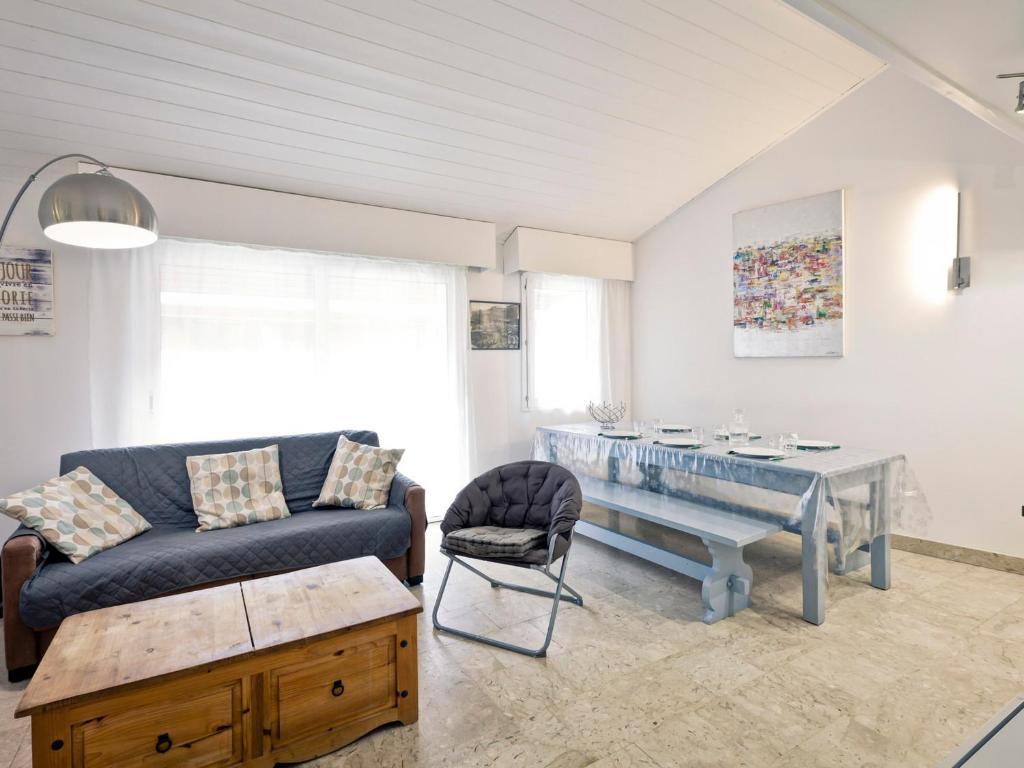 a living room with a couch and a table at Duplex spacieux 8 pers avec parking, balcon et Wifi - Centre de Brides-les-Bains - FR-1-512-177 in Brides-les-Bains