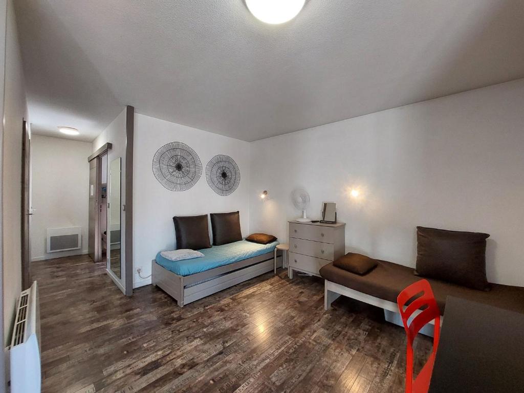 ein Schlafzimmer mit 2 Betten und einer Kommode darin in der Unterkunft Appartement familial 5 pers, centre-ville, Wifi - FR-1-512-210 in Brides-les-Bains