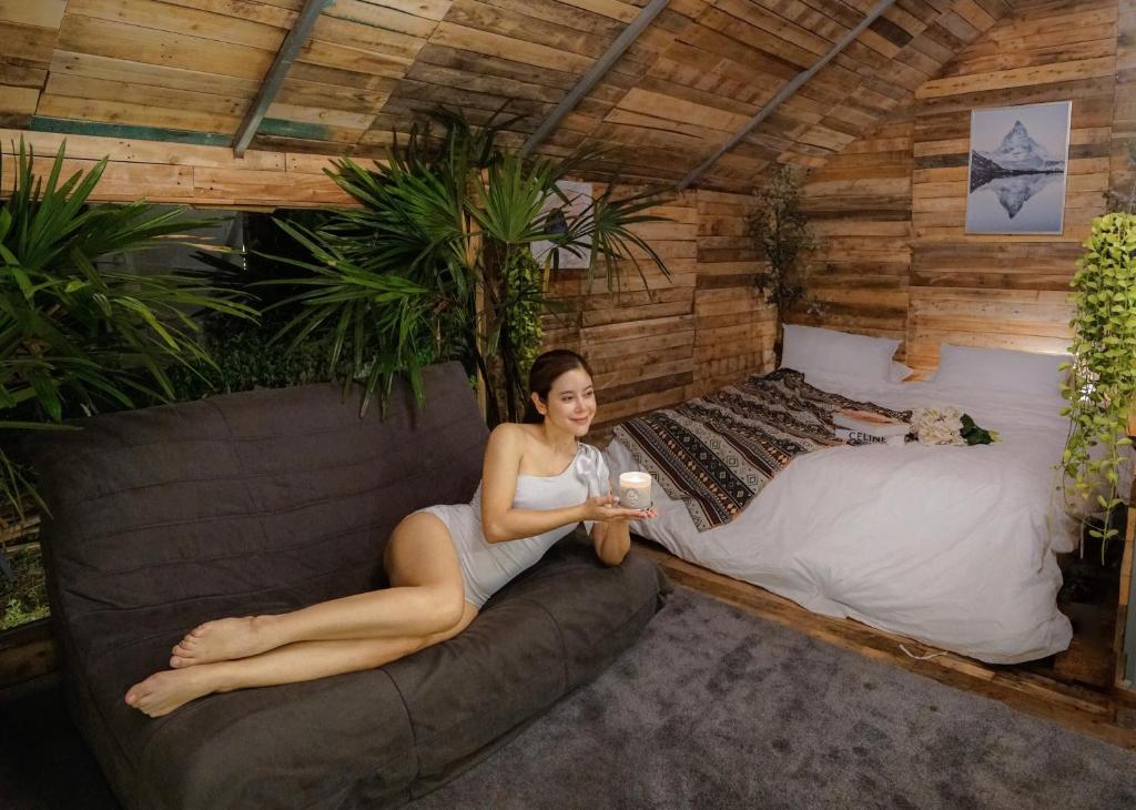 Postel nebo postele na pokoji v ubytování Purimantra River Kwai