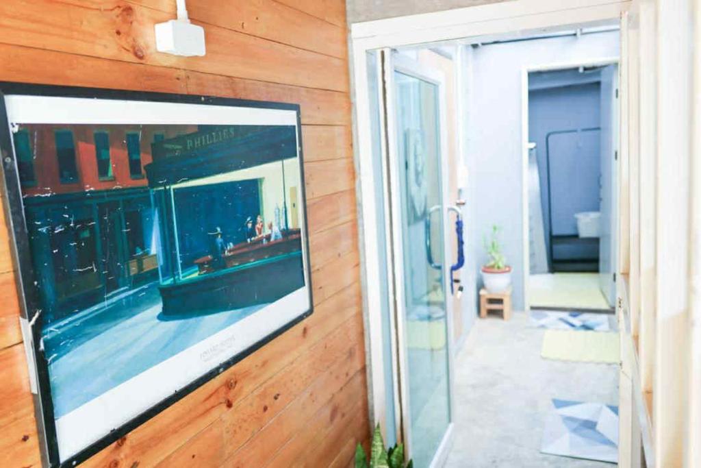 una TV a schermo piatto appesa a una parete in una stanza di Stop by stay Pai a Pai