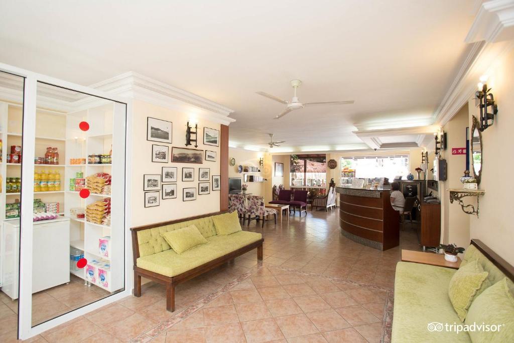 ein Wohnzimmer mit Sofa und Tisch in der Unterkunft Amphi Apart in Marmaris