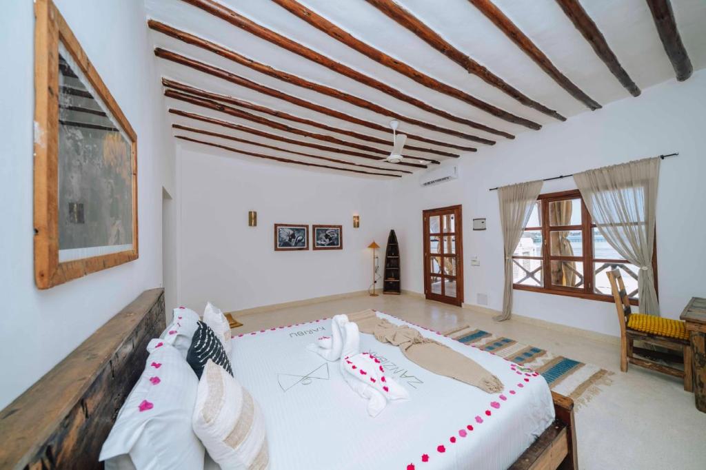 ein Schlafzimmer mit einem großen Bett in einem Zimmer in der Unterkunft NEST in pongwe in Mdudu Mdogo