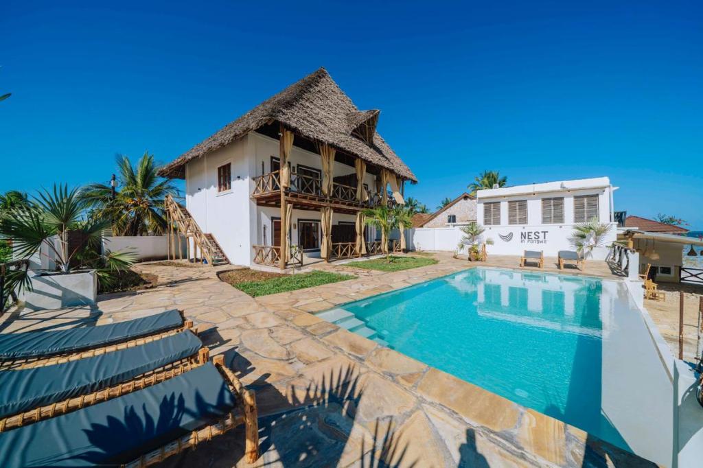 Bazén v ubytování NEST in pongwe nebo v jeho okolí