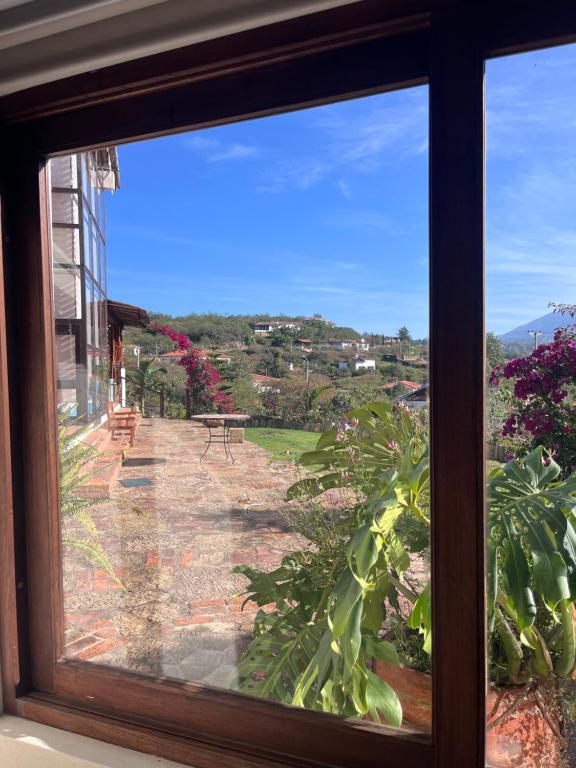 una finestra con vista su un cortile di montaña serena a Villa de Leyva