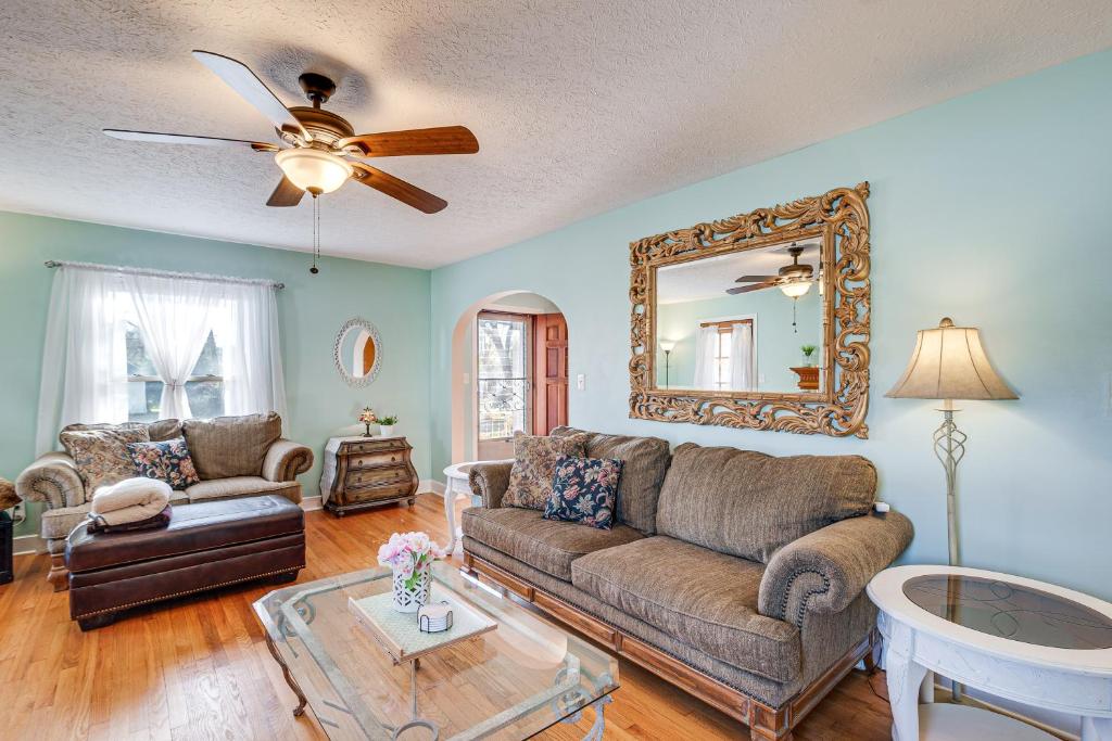 Un lugar para sentarse en Less Than 1 Mi to Dtwn Franklin Charming Home with Sunroom!