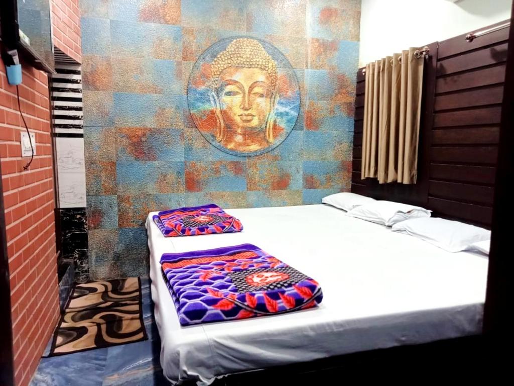 Ένα ή περισσότερα κρεβάτια σε δωμάτιο στο Hotel Best Quality PVR Near Railway Station