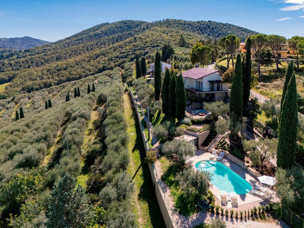 Nespecifikovaný výhled na hory nebo výhled na hory při pohledu z vily