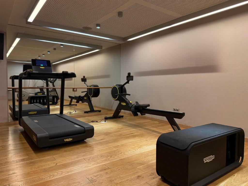 una palestra con diverse macchine per il battistrada e una televisione di Radisson Blu Hotel, Montpellier a Montpellier